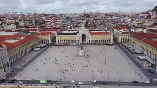 Lisboa turismo desde arriba - La plaza central llamada Praca do Comercio — Vídeos de Stock