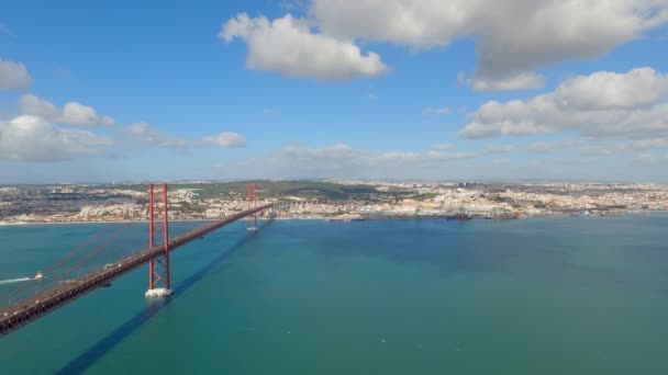 Vista aérea sobre el puente 25 de abril en Lisboa también llamado Puente Salazar — Vídeos de Stock