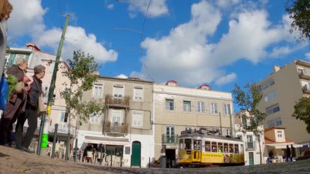 De beroemde historische tram in de stad Lissabon - City Of Lisbon, Portugal - 5 november 2019 — Stockvideo