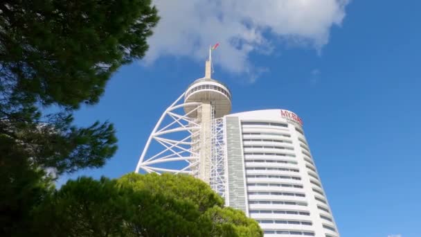 포르투갈 리스본 - 2019 년 11 월 5 일에 리스본에 있는 나라들의 공원에 있는 바스코다가마 타워와 수많은 호텔 — 비디오