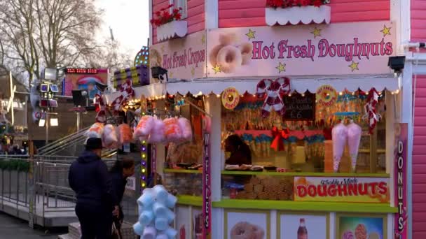 Feria de Navidad de invierno en Londres Hyde Park - LONDRES, INGLATERRA - 11 DE DICIEMBRE DE 2019 — Vídeos de Stock