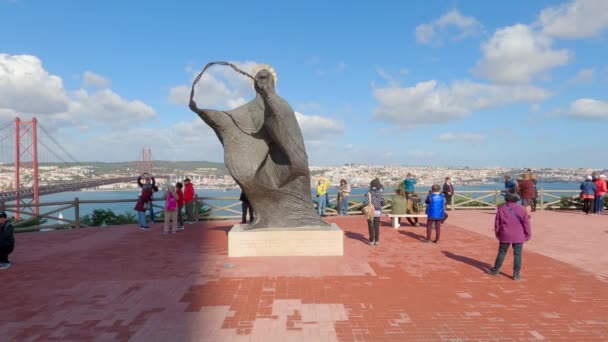 Weergaveplatform bij het Christusbeeld Cristo Rei in Lissabon Almada - Stad Lissabon, Portugal - 5 november 2019 — Stockvideo