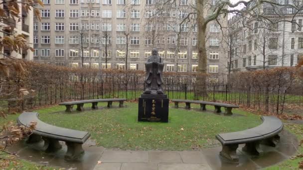 Konfuzius-Statue am Kings College in London — Stockvideo