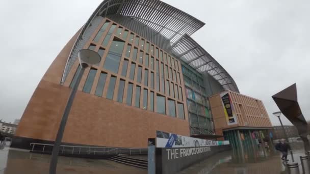 Институт Фрэнсиса Крика в Лондоне, Сент-Панкрас - широкоугольный снимок - ЛОНДОН, Англия - 10 декабря 2019 года — стоковое видео