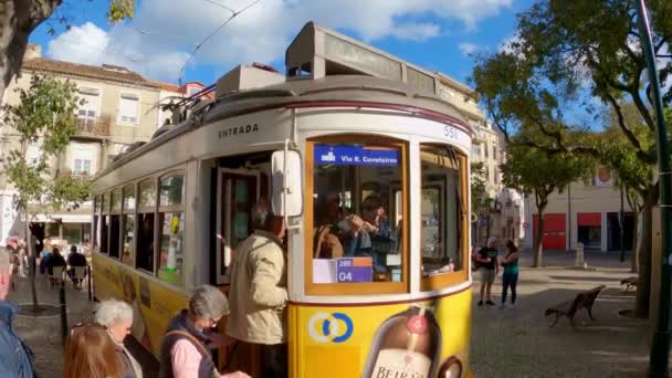 Historická elektrická tramvaj ve městě Lisabon - Město Lisabon, Portugalsko - 5. listopadu 2019 — Stock video