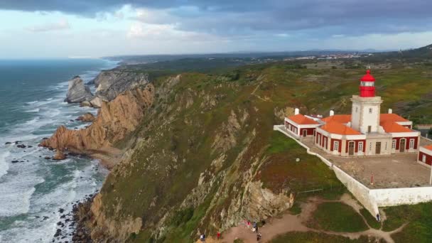 Híres Cabo da Roca világítótorony az Atlanti-óceánon Portugáliában — Stock videók