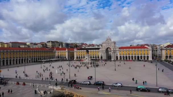 Vista aérea sobre la Plaza del Comercio en Lisboa llamada Praca do Comercio - la plaza central del mercado - CIUDAD DE LISBOA, PORTUGAL - 5 DE NOVIEMBRE DE 2019 — Vídeos de Stock
