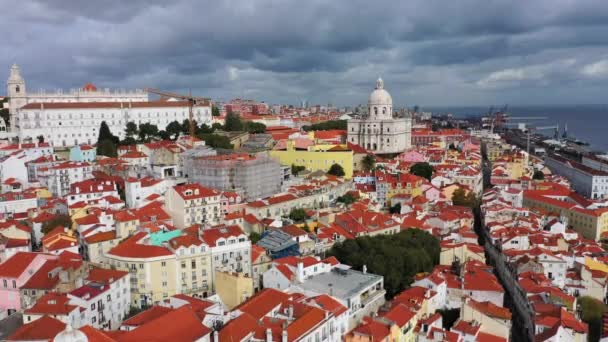 Lisboa turismo desde arriba - El distrito histórico de Alfama — Vídeos de Stock