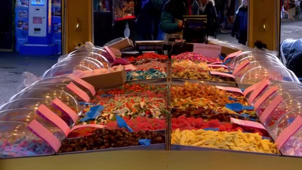 Sweets te koop op kerstmarkt - Londen, Engeland - 11 december 2019 — Stockvideo