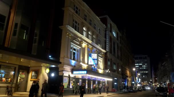 Noel Coward Theatre em Londres peças Dear Evan Hansen - LONDRES, ENGLÂNDIA - DEZEMBRO 11, 2019 — Vídeo de Stock