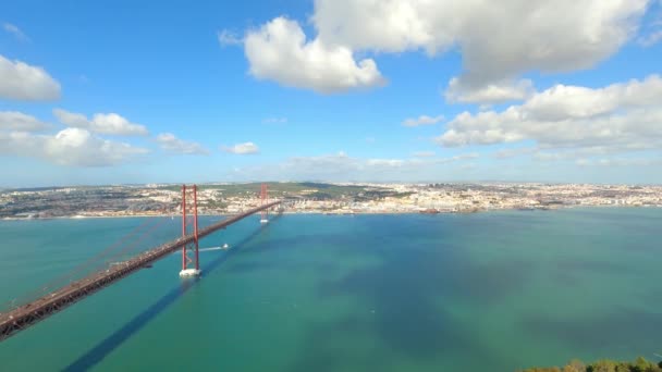 Vista aérea sobre el puente 25 de abril en Lisboa también llamado Puente Salazar — Vídeos de Stock