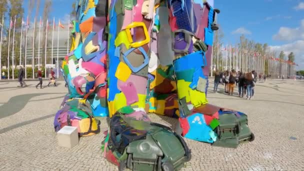 Konstskulptur av en katt gjord av plastburkar på Park of Nations i Lissabon - City of Lisbon, Portugal - 5 november 2019 — Stockvideo