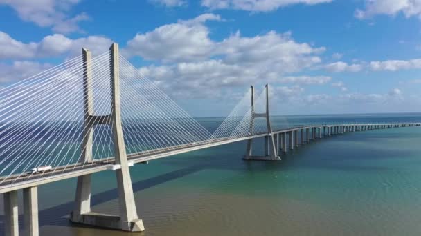 Berühmte vasco da gama brücke über den fluss tejo in lisbon von oben — Stockvideo