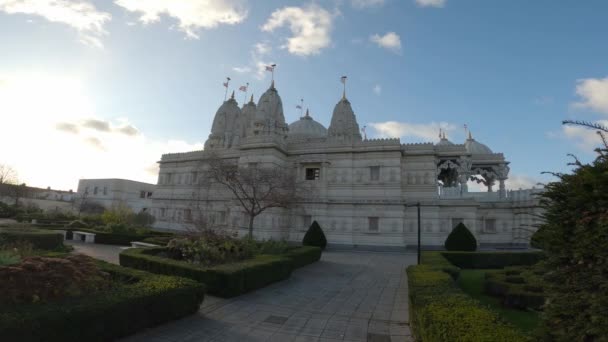 Ampla vista de ângulo sobre o Templo Hindu Neasden em Londres - LONDRES, ENGLÂNDIA - 10 DE DEZEMBRO DE 2019 — Vídeo de Stock