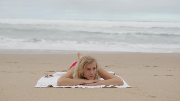 Zomervakantie aan het strand - typisch uitzicht — Stockvideo