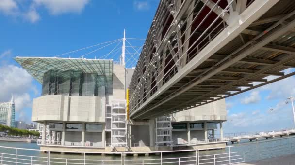 Aquário de Lisboa chamado Oceanário de Lisboa no Parque das Nações - CIDADE DE LISBOA, PORTUGAL - NOVEMBRO 5, 2019 — Vídeo de Stock