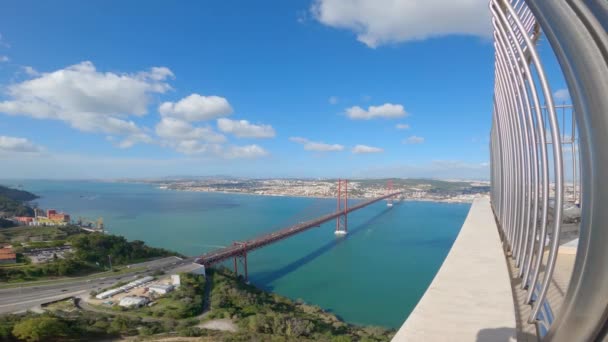 Plataforma de visualização na Estátua de Cristo Cristo Rei em Lisboa Almada - CIDADE DE LISBOA, PORTUGAL - NOVEMBRO 5, 2019 — Vídeo de Stock