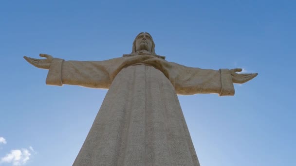 Enorme estatua de Cristo Rei en la cima de Almada en Lisboa - LISBOA. PORTUGAL - 8 DE NOVIEMBRE DE 2019 — Vídeo de stock