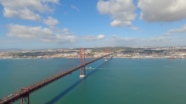 Vista aérea sobre el puente 25 de abril en Lisboa también llamado Puente Salazar — Vídeo de stock