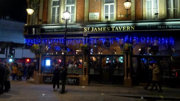 Saint James tavern in London - LONDON, ENGLAND - DECEMBER 11, 2019 — 图库视频影像