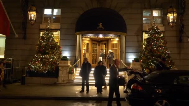 Entrada del famoso Ritz Hotel en Londres - LONDRES, INGLATERRA - 11 DE DICIEMBRE DE 2019 — Vídeos de Stock