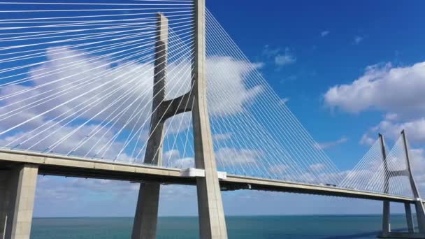 A Vasco da Gama híd lenyűgöző építészete Lisszabonban — Stock videók