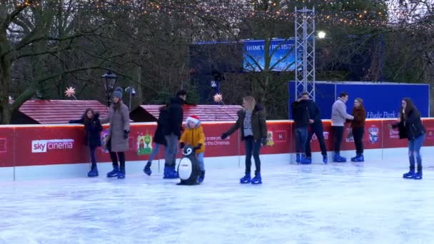 Londra 'da kış harikalar diyarı Noel pazarında buz pateni pisti - Londra, İngiltere - 11 Aralık 2019 — Stok video