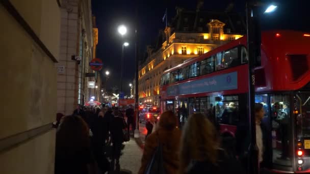 Лондон дуже переповнений у Крайстмасттаймі - Лондоні, Англія - 11 грудня 2019 року. — стокове відео