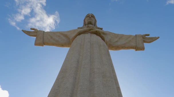 Patung besar Cristo Rei di puncak Almada di Lisbon — Stok Video