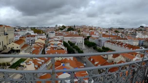 Vue aérienne sur Lisbonne depuis l'ascenseur Santa Justa dans le quartier historique - VILLE DE LISBONNE, PORTUGAL - 5 NOVEMBRE 2019 — Video