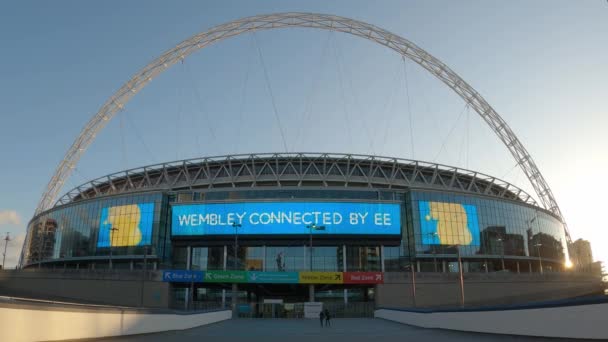 Ampla vista de ângulo sobre o estádio Wembley em Londres - LONDRES, ENGLÂNDIA - 10 DE DEZEMBRO DE 2019 — Vídeo de Stock