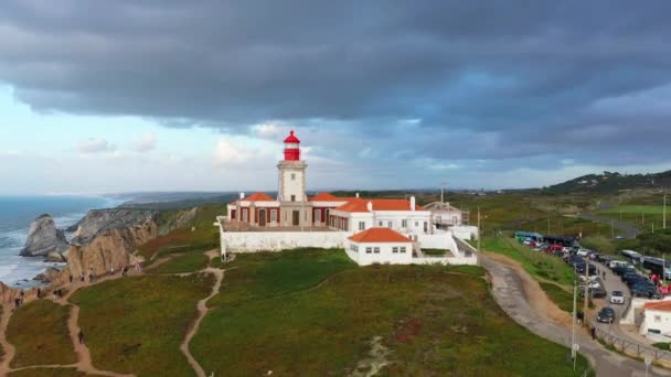 Кабо-да-Рока с маяком является знаменитой достопримечательностью в Португалии — стоковое видео