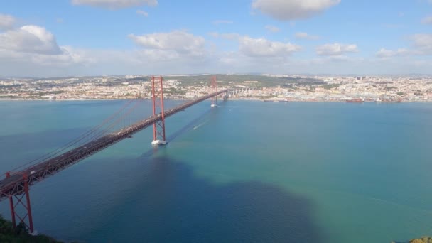 Lizbon 'daki 25 Nisan Köprüsü üzerindeki hava manzarasına Salazar Köprüsü de denir. — Stok video