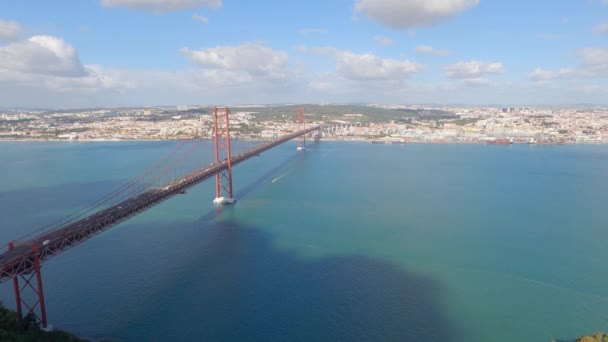 Luftaufnahme über die Brücke vom 25. April in Lissabon, auch Salazar-Brücke genannt — Stockvideo