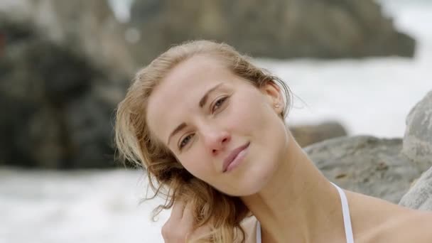 Сексуальна дівчина в бікіні на пляжі - літні канікули в океані — стокове відео
