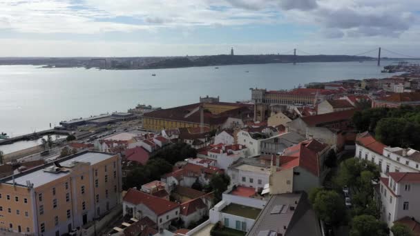 Vista aérea sobre o histórico bairro de Alfama de Lisboa — Vídeo de Stock