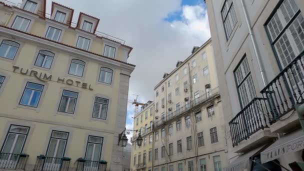 Fachadas típicas de la casa en el distrito histórico de Lisboa - CIUDAD DE LISBOA, PORTUGAL - 5 DE NOVIEMBRE DE 2019 — Vídeos de Stock