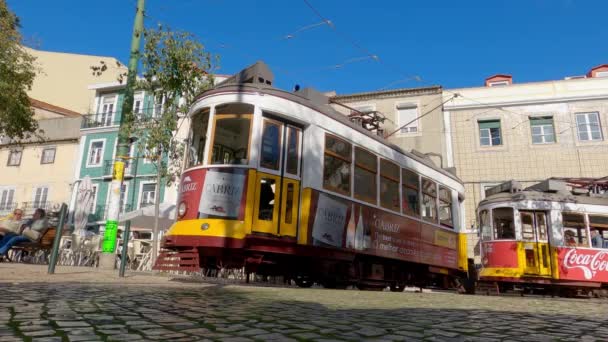 Lizbon 'daki ünlü tarihi tramvay vagonları - Lizbon Şehri, Portekiz - 5 Kasım 2019 — Stok video