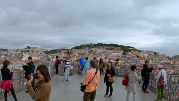 Plataforma de visualização no topo do Elevador de Santa Justa em Lisboa - CIDADE DE LISBOA, PORTUGAL - NOVEMBRO 5, 2019 — Vídeo de Stock