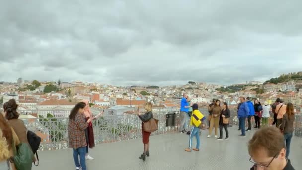 Légi felvétel Lisszabonra a Santa Justa liftből a történelmi negyedben - Lisszabon városa, Portugália - 2019. november 5. — Stock videók