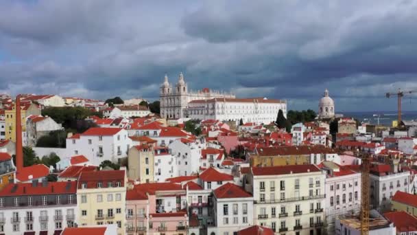 Lisabon prohlídka památek shora - Historická čtvrť Alfama — Stock video