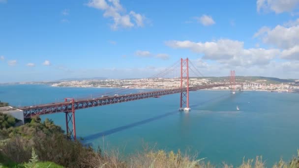 Αεροφωτογραφία πάνω από 25 Απριλίου Γέφυρα στη Λισαβόνα ονομάζεται επίσης Salazar Bridge — Αρχείο Βίντεο
