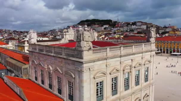 Vista aérea sobre la Plaza del Comercio en Lisboa llamada Praca do Comercio - la plaza central del mercado — Vídeo de stock