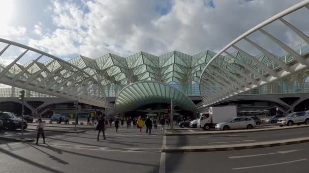 Famosa stazione ferroviaria Oriente di Lisbona - CITTÀ DI LISBONA, PORTOGALLO - 5 NOVEMBRE 2019 — Video Stock