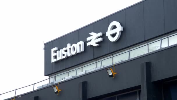 Estação de Euston em Londres - LONDRES, ENGLÂNDIA - DEZEMBRO 11, 2019 — Vídeo de Stock