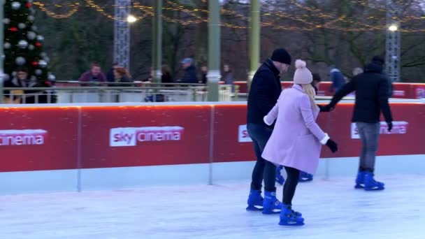 Pista di pattinaggio nel paese delle meraviglie invernali Mercatino di Natale a Londra - LONDRA, INGHILTERRA - 11 DICEMBRE 2019 — Video Stock
