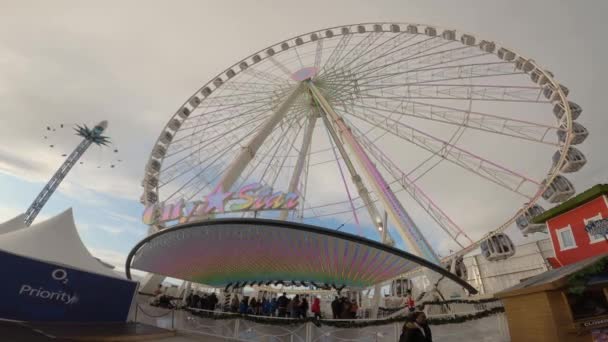 Vue grand angle d'une grande roue à la foire - LONDRES, ANGLETERRE - 10 DÉCEMBRE 2019 — Video