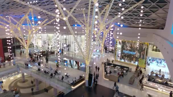 Szeroki kąt widzenia na Westfield Shopping Center London - Londyn, Anglia - 10 grudnia 2019 — Wideo stockowe