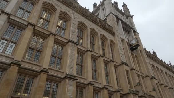 Wie angle shot of Kings College in London — 비디오