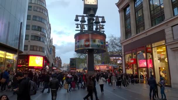 Swiss Court vid Leicester Square i London - London, England - 10 december 2019 — Stockvideo